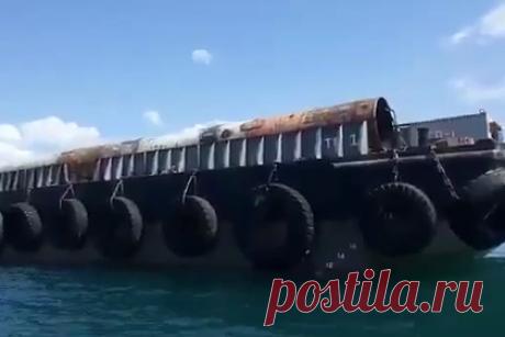 Сообщение об укладке старых труб на дно Черного моря оказалось недостоверным. Сообщение об укладке старых труб на дно Черного моря при реализации проекта «Чистая бухта» в Геленджике оказалось недостоверным. Ранее Telegram-канал «Хороший Геленджик» 26 августа опубликовал видео, на котором изображена баржа с трубами плохого качества. Автор видео утверждает, что их укладывают на дно Черного моря.