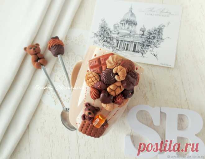 Купить Кружка Мишка на воздушном шаре + ложечка в интернет магазине на Ярмарке Мастеров Купить или заказать Кружка Мишка на воздушном шаре + ложечка в интернет магазине на Ярмарке Мастеров. С доставкой по России и СНГ. Материалы: кружка керамическая, полимерная глина. Размер: 10.5см, 350мл