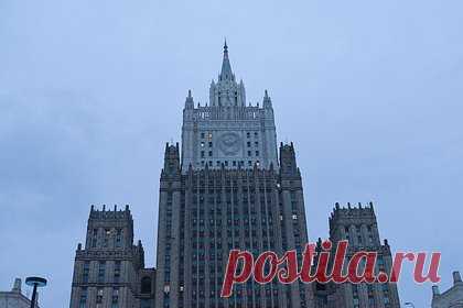 МИД обвинил Запад в перекладывании «с больной головы на здоровую» в Корее. Стремление Запада обвинить КНДР в эскалации напряженности на Корейском полуострове показывает привычку перекладывать «с больной головы на здоровую», заявил МИД России. В ведомстве назвали источником обострения ситуации провокационные шаги США и их союзников, направленные на эскалацию военной активности в регионе.