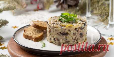 Мясной салат с жареными грибами - Лайфхакер Попробуйте этот мясной салат с грибами. Румяные шампиньоны с луком, яйца, картофель и пикантные маринованные огурцы делают блюдо вкусным и сытным.