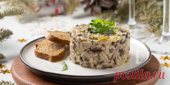 Мясной салат с жареными грибами - Лайфхакер Попробуйте этот мясной салат с грибами. Румяные шампиньоны с луком, яйца, картофель и пикантные маринованные огурцы делают блюдо вкусным и сытным.