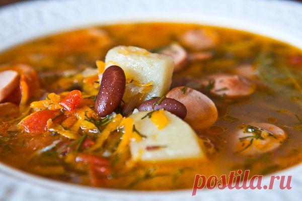 Суп из красной фасоли с сосисками