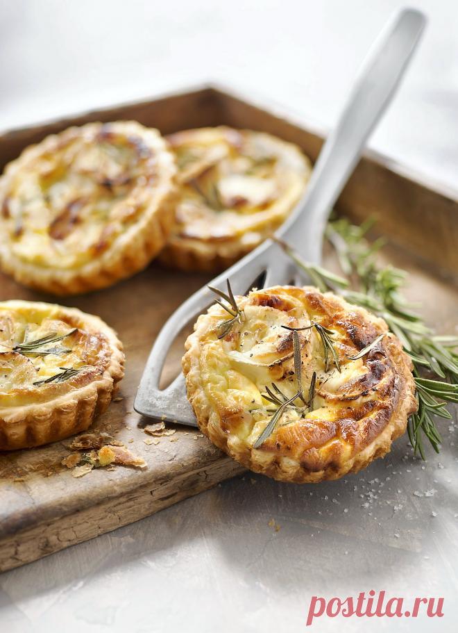 Tartelettes au chèvre, miel et romarin De délicieuses tartelettes à savourer en entrée avec de la salade ou à l'apéro.
