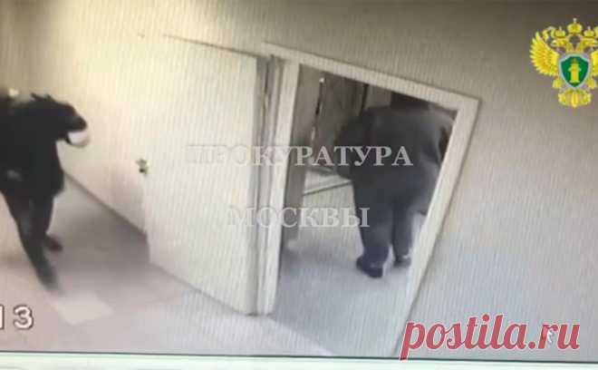 В прокуратуре рассказали подробности ограбления «Почты России» в Москве. Двое из подозреваемых в ограблении отделения «Почты России» в Москве помогали скрыться с места преступления непосредственным исполнителям, сообщила пресс-служба столичной прокуратуры.