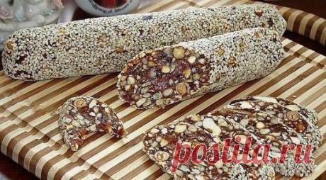 Финиковая колбаска 
Вкусный и полезный десерт из сухофруктов. В сочетании с орешками это лакомство очень подходит как для постного питания, так и тем, кто следит за своей фигурой. 
Сохрани и приготовь 
Ингредиенты: 
Финики (без косточек) — 250 г 
Курага — 250 г 
Кунжут — 100 г 
Семечки подсолнуха — 50 г 
Орехи кешью — 150 г 
Цедра апельсина — 1 шт. 
Корица — 1 щепотка 
Кардамон — 1 щепотка 
Приготовление: 
1. Пропустить через мясорубку финики (очищенные от косточек) и курагу. 
2. Все ореш