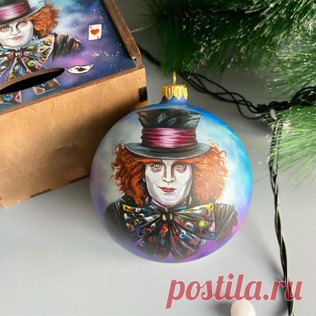 Потрясающий шар с ручной росписью станет украшением новогодней ёлки. Такую игрушку будут рассматривать все гости!