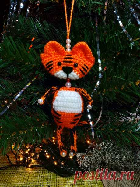 PDF Ёлочная игрушка Тигрёнок крючком. FREE crochet pattern; Аmigurumi animal patterns. Амигуруми схемы и описания на русском. Вязаные игрушки и поделки своими руками #amimore - тигр из обычной пряжи, украшение на ёлку, ёлочная игрушка в виде маленького тигрёнка, котик, кот, кошечка, кошка, котенок.