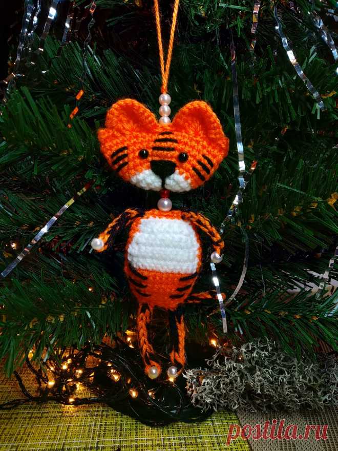 PDF Ёлочная игрушка Тигрёнок крючком. FREE crochet pattern; Аmigurumi animal patterns. Амигуруми схемы и описания на русском. Вязаные игрушки и поделки своими руками #amimore - тигр из обычной пряжи, украшение на ёлку, ёлочная игрушка в виде маленького тигрёнка, котик, кот, кошечка, кошка, котенок.