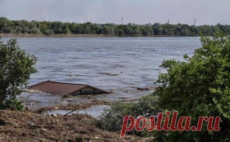 Журналисты сообщили о повреждениях на плотине Каховской ГЭС до разрушения. Журналисты NYT, WP и FT опубликовали снимки плотины Каховской ГЭС недельной давности, на которых видно, как один из шлюзов пропускает воду. Они посчитали это свидетельством того, что плотина могла быть повреждена до обрушения