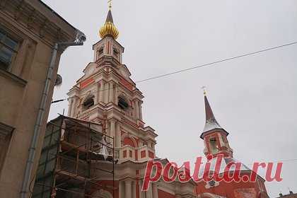В центре Москвы загорелся храм Петра и Павла. В храме апостолов Петра и Павла на Новой Басманной улице в Москве произошел пожар. Храм находился на реконструкции, возгорание произошло внутри здания, горели строительные леса. Площадь пожара составила 10 квадратных метров. Возгорание уже ликвидировано. В результате происшествия никто не пострадал.