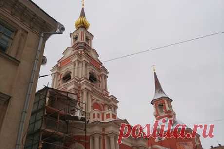 В центре Москвы загорелся храм Петра и Павла. В храме апостолов Петра и Павла на Новой Басманной улице в Москве произошел пожар. Храм находился на реконструкции, возгорание произошло внутри здания, горели строительные леса. Площадь пожара составила 10 квадратных метров. Возгорание уже ликвидировано. В результате происшествия никто не пострадал.