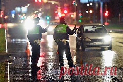 ФСБ рассказала о преступной схеме со штрафами на почивших россиянах. Суд в Ростове-на-Дону оштрафовал бывшего главного государственного инспектора автодорожного надзора на 30 тысяч рублей за служебный подлог. По версии следствия, мужчина придумал схему завышения статистических показателей путем составления административных протоколов на упокоившихся людей.