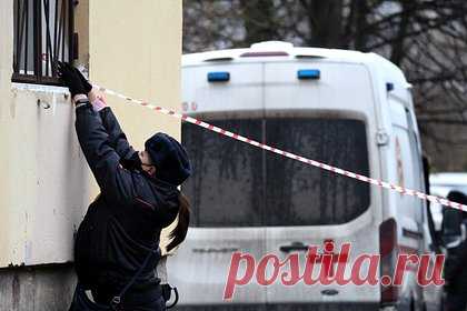 Тело 17-летней россиянки нашли у жилого дома после вечеринки. В Анадыре тело 17-летней девушки нашли у жилого дома после вечеринки. Об этом стало известно источнику РЕН ТВ. По его данным, 25 декабря 2022 года россиянка вместе с приятелями выпивала алкоголь, а после выпала из окна пятого и разбилась насмерть. После случившегося следователи возбудили уголовное дело.