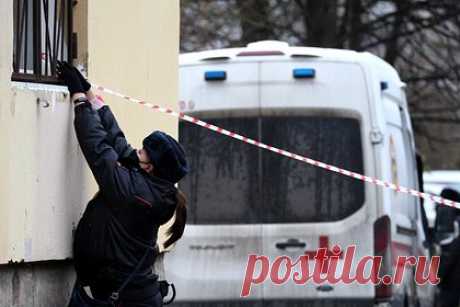 Тело 17-летней россиянки нашли у жилого дома после вечеринки. В Анадыре тело 17-летней девушки нашли у жилого дома после вечеринки. Об этом стало известно источнику РЕН ТВ. По его данным, 25 декабря 2022 года россиянка вместе с приятелями выпивала алкоголь, а после выпала из окна пятого и разбилась насмерть. После случившегося следователи возбудили уголовное дело.
