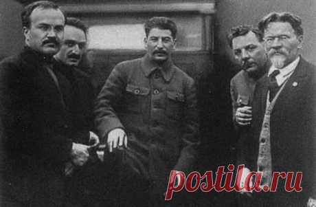 Они работали ДЛЯ народа
В. М. Молотов, А. И. Микоян, И. В. Сталин, К. Е. Ворошилов, М. И. Калинин. 1931 год.