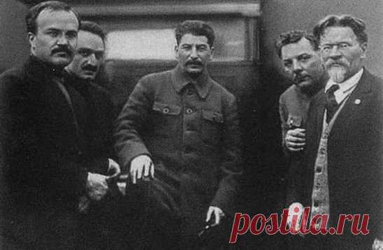 Они работали ДЛЯ народа
В. М. Молотов, А. И. Микоян, И. В. Сталин, К. Е. Ворошилов, М. И. Калинин. 1931 год.