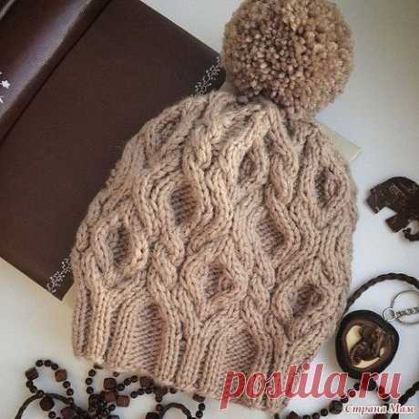 Шапочка спицами
https://zhurnal.rykodelniza.ru/shapochka-spicami-vyazanie-spicami/


Опубликовала solele
Ниточки Merino DK от Wendy (Англия) в 50 гр-116 м, ушло ровно три моточка без остатка. Круговые спицы для резинки №3, для основного узора 4,5 и чулочные №4 для макушки.

Вязала в 2 ниточки. На размер 56-58 набрала 96 петель, провязала резинкой следующим образом: * 3 изн, 2 лиц, 2 изн, 2 лиц, 2 изн, 2 лиц, 3 изн* до конца круга, примерно 4 см, далее прибавила следующим об...
