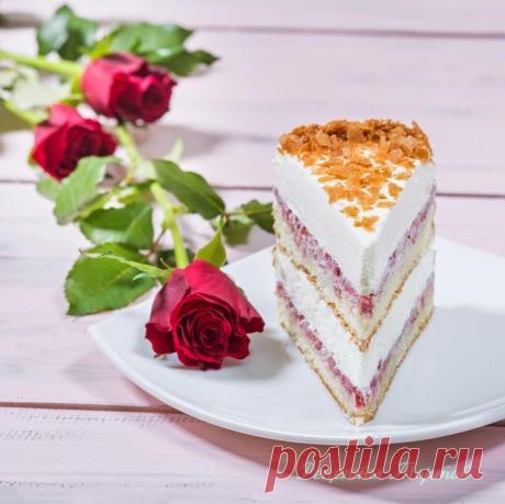 Муccовый клубнично-cливочный тоpт