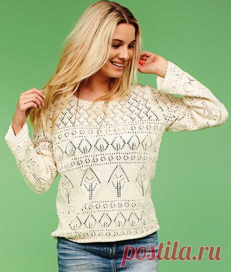 Пуловер сочетанием ажурных узоров.