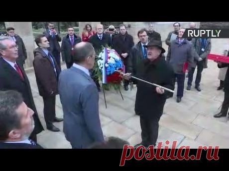 Передача Лаврову офицерской сабли, предназначенной в дар семье пилота сбитого Су-24
