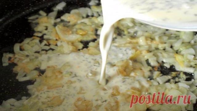 Курица в сметанном соусе Ингредиенты: Курица - 700 г, Лук репчатый - 2 шт., Сметана(для соуса) - 150 г, Вода(для соуса) - 150 г, Мука пшеничная (для соуса) - 1 ст.л., Укроп сухой(для соуса) - 1 ст.л., Приправа для курицы - по вкусу, Соль, перец - по вкусу, Масло подсолнечное - для жарки,