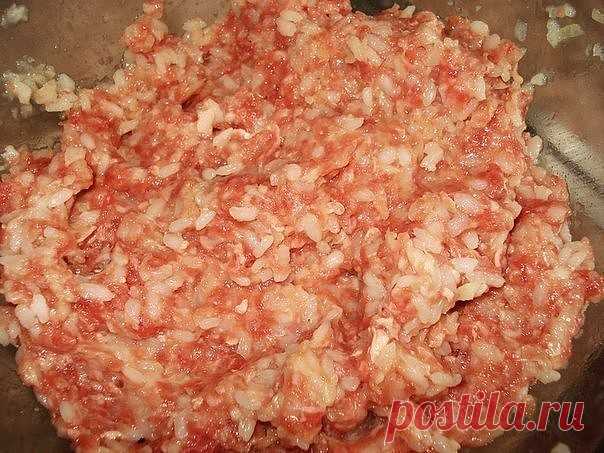 Тефтели «Как в садике»

Ингредиенты:
Для тефтелей:
-Мясной фарш (в данном случае свиной) — 400 гр
-Рис — 1\2 стакана кругло зернового
-Лук — 1 средняя луковица
-Яйцо — 1 шт.
-Мука для панировки
-Соль по вкусу
-Растительное масло (для жарки)
Для подливы:
-Томатная паста — 1 чайная ложка
-Мука — 1 столовая ложка
-Сливки (сметана) — 1 столовая ложка
-Вода — 1,5 стакана воды

Приготовление:
1. Мясо прокрутить через мясорубку или купить готовый фарш.
2. Лук мелко измельчить бле...