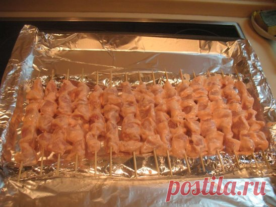 Куриный шашлык с картошкой в духовке - мое коронное блюдо, готовлю на все семейный праздники.
Готовится просто, а получается очень вкусно. Попробуйте! 
Нам понадобятся: 
Филе куриное (из бедра) - 1,5 кг 
Лук репчатый - 4 шт 
Соль (по вкусу) 
Перец черный (молотый, по вкусу) 
Уксус (9%) - 50 мл 
Картофель - 7 шт 
Приготовление: 
Нарезаем куриное филе на небольшие кусочки, складываем в миску. Добавляем, перец, соль, лук нарезанный колечками, уксус. Перемешиваем и оставляем мариноваться мясо, при