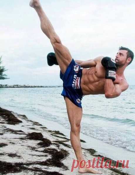 Комплекс упражнений на растяжку. 
 
Сначала несколько полезных советов для новичков. 
1. Перед растягиванием нужно хорошо разогреться (велотренажёр, скакалка, бег и т.п.) 
2. Растягивание - это не накачивание мышц, можно до конца жизни остаться калекой. 
3. Некоторые считают, что растягиваться нужно до боли или не будет результата. На самом деле, самое главное это постоянные занятия (минимум через день), тогда и результат будет. 
 
Все упражнения следует выполнять по поряд...