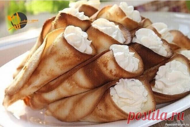 Трубочки с творожно-сливочным кремом ИНГРЕДИЕНТЫ:Тесто:● 3 яйца,● 80 гр. сахара,● 80 гр. мукиПРИГОТОВЛЕНИЕ:1.Яйца с сахаром взбить в крепкую пену,затем добавить муку.2.Противень застелить пергаментом,выкладывать тесто(я пекла по 4 штуки)столовой ложкой,слегка размазывая тыльной стороной в виде небольшого круга(10 см.в...