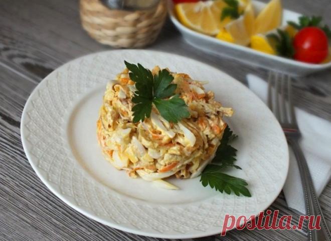 ​Салат с кальмарами и яичными блинчиками — Sloosh – кулинарные рецепты