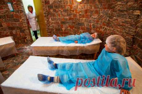 При Петре I за нелегальное производство этого вещества можно было угодить на каторгу – а сегодня огромные машины вгрызаются в дно древних океанов, чтобы добыть его. Читайте о волшебном элементе, который изменил мир. Санаторий «Росинка», город Березники. В спелеокамерах — комнатах, стены которых выложены блоками горной породы из шахт, — дети лечатся от бронхита, астмы и других болезней дыхательных путей.