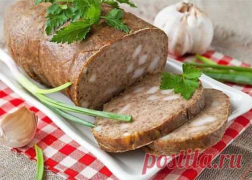 ДОМАШНЯЯ ПЕЧЕНОЧНАЯ КОЛБАСА С САЛОМ И ЧЕСНОКОМ - ПОЛУЧАЕТСЯ ТОЛСТОЙ, ЛЕГКО РЕЖЕТСЯ НА РОВНЫЕ КУСОЧКИ
Я пользуюсь этим проверенным рецептом уже около пятнадцати лет, и все, кто пробовал эту колбасу, просили научить ее готовить, а потом удивлялись, почему так просто. Поэтому делюсь рецептом с удовольствием со всеми: готовьте, кормите своих близких вкусно и полезно (ибо о вреде магазинной колбасы не рассуждает нынче только ленивый).
Печень говяжья — 500 г
Сало — 500 г
Чеснок ...