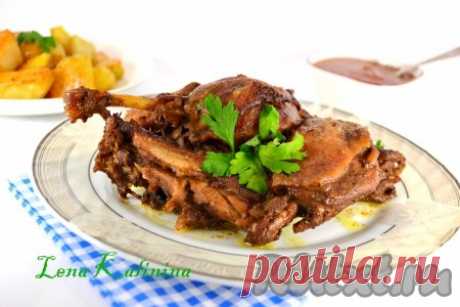 Утка кусочками в рукаве - 7 пошаговых фото в рецепте Невероятно вкусная, ароматная и очень нежная получается утка, запеченная кусочками в рукаве. Это блюдо можно приготовить и на ужин, и на праздник. Подать можно с рисом, картофелем или овощами. Очень вкусно! Ингредиенты