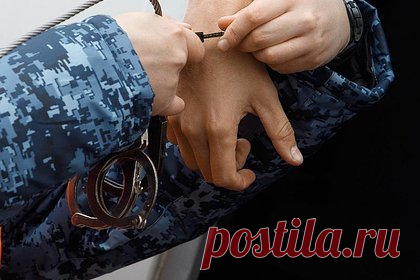 Применившего электрошокер к задержанному мужчине экс-полицейского арестовали. В Нижегородской области суд арестовал бывшего оперативного дежурного ОМВД России по городу Выкса за превышение полномочий. Ночью 16 октября в отдел полиции доставили мужчину за мелкое хулиганство. Находясь в камере для задержанных, он шумел: бил ногами по двери. Тогда экс-правоохранитель ударил потерпевшего по лицу.