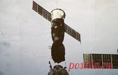 "Союз МС-27" отстыковался от МКС. Корабль перейдет в автономный полет, примерно в 07:10 мск включит двигатели на торможение и сойдет с орбиты