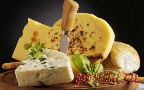 Как приготовить домашний сыр: 3 самых вкусных рецепта 
Мало кто может представить свою жизнь без сыров. Их добавляют в салаты и соусы, на их основе готовят различные блюда, делают канапе и бутерброды. Большинство сортов сыра можно приготовить в домашних …