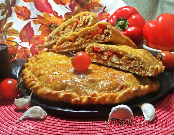 Кальцоне с курицей и моцареллой. Ингредиенты: мука, сыворотка, дрожжи сухие Такие золотистые пиццы порадуют любителей несладкой выпечки. Кальцоне из такого вкусного теста я уже выставляла, делала по рецепту нашей Маргариты. Сегодня с куриной начинкой.