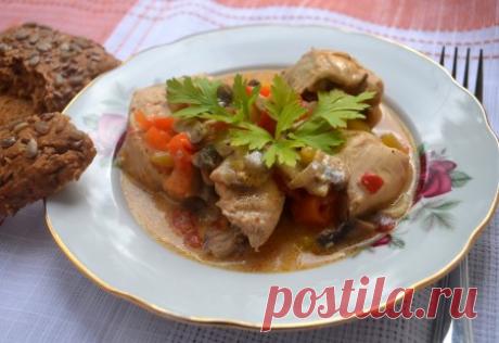 Курица с грибами и овощами Курица с грибами и овощами - это вкусное и сытное блюдо, которое идеально подходит для семейного ужина. Сочетание нежного куриного мяса, ароматных грибов и свежих овощей делает это блюдо не только питательным, но и полезным. Подавайте его с гарниром или свежим хлебом для полного наслаждения.