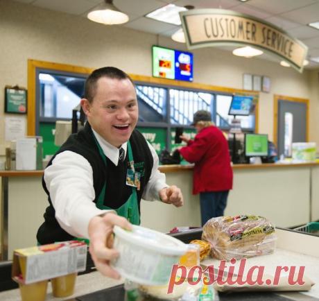 Клиентка магазина оскорбила сотрудника с синдромом Дауна. Вскоре ей пришлось пожалеть об этом!