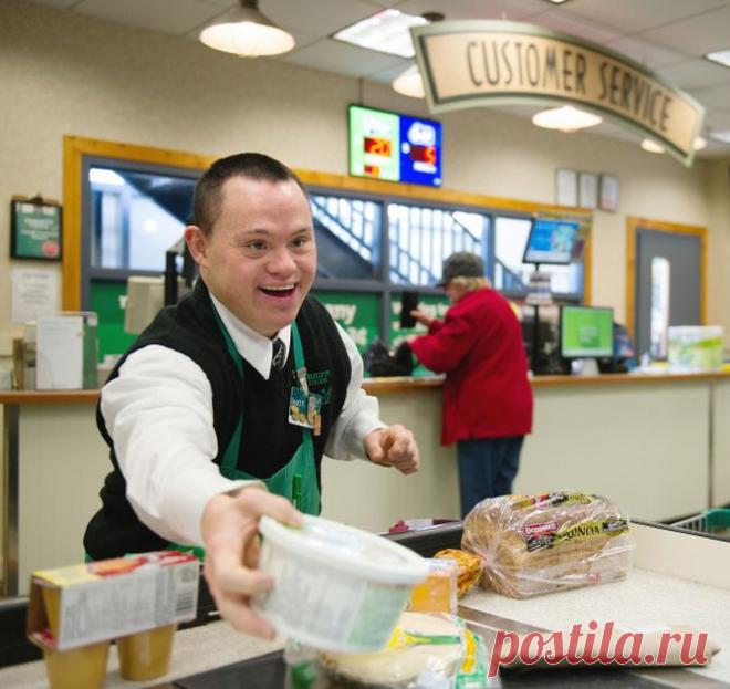 Клиентка магазина оскорбила сотрудника с синдромом Дауна. Вскоре ей пришлось пожалеть об этом!