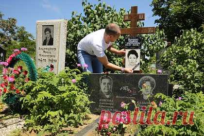 Троицкая родительская суббота в 2025 году: дата, история и традиции. В Русской православной церкви существуют родительские субботы — дни особого поминовения усопших, когда принято посещать кладбища и молиться за родных и близких, отошедших в мир иной. «Лента.ру» рассказывает, когда отмечается Троицкая родительская суббота в 2025 году, а также об истории и традициях этого дня.