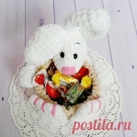 Вязаная корзинка пасхальный кролик