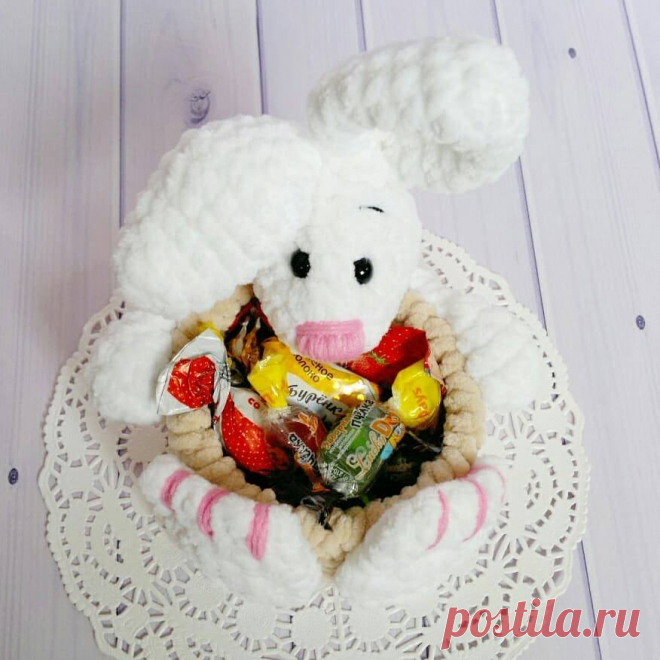 Вязаная корзинка пасхальный кролик