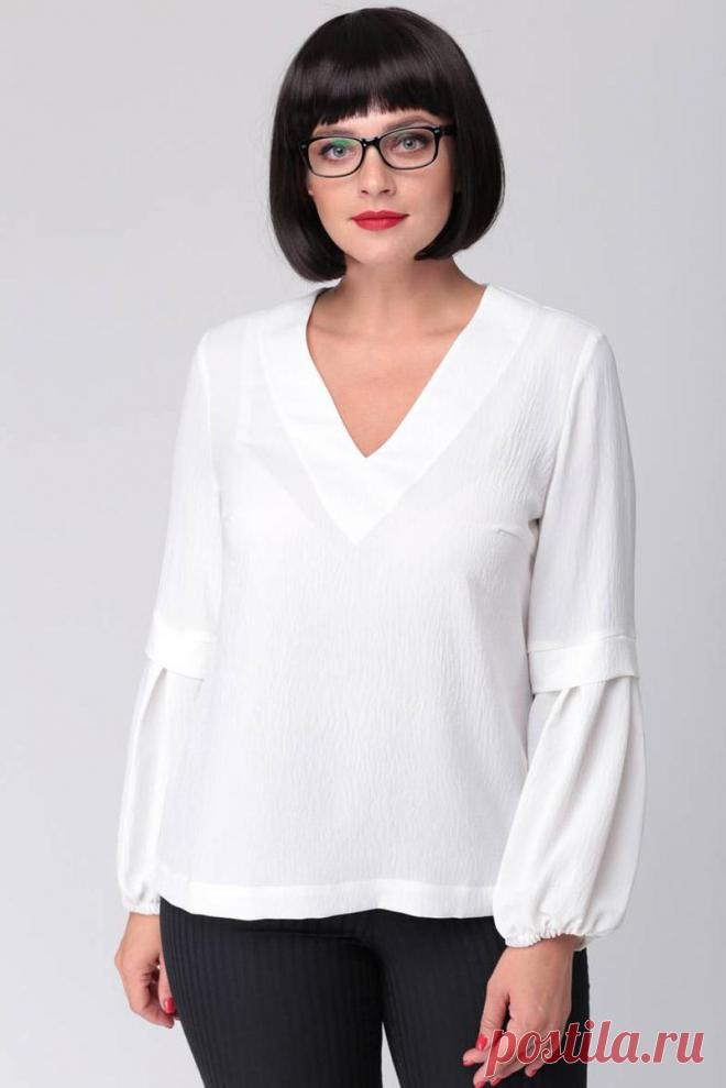 Блузка Mali, молочный (модель 620) — Белорусский трикотаж в интернет-магазине «Швейная традиция» Блузка женская свободного силуэта. Вырез горловины V-образный, обработан широкой обтачкой. Полочка с нагрудными вытачками.
Спинка с центральным швом. Рукава длинные втачные одношовные. По низу рукава сборка на эластичную тесьму. На уровне локтя имеется горизонтальный подрез с декоративной планкой.
По низу блузки широкая подгибка с отделочной строчкой. 
Блузка из коллекции Дресс...