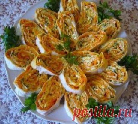 Закуски из лаваша. 14 вариантов
Рулетик из лаваша с морковью по-корейски 
1.Лаваш разрезать на 3 равные части. 
2.Раскладываем слоями: 
-лаваш, смазанный майонезом, 
-ветчина(натереть), 
-лаваш, смазанный майонезом, 
-морковь по-корейски, 
-лаваш,смазанный майонезом, 
-тёртый сыр. 
3.Свернуть в виде рулета, завернуть в пищевую плёнку или в фольгу, убрать в холодильник на 2 часа