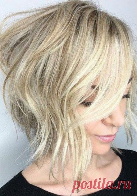 Очень красиво выглядит стрижка Боб на светлых волосах. Для тех, кто еще не определился с выбором конкретной прически в стиле Боб, женский англоязычный журнал last-trend.com предлагает множество фото-вариантов. Ссылка на источник обязательна https://last-trend.com/hairstyles/40-blonde-bob-haircuts.html