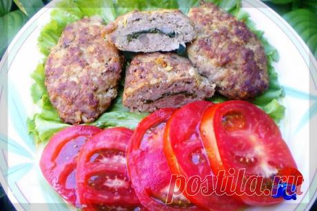 Сейчас многие заботятся о своем здоровье, поэтому предпочитают правильное и полезное питание. Есть один продукт, который готовить умеют не многие и часто даже не обращают на него внимания. Это шпинат. Для организма он приносит много витаминов, микроэлементов и других полезных веществ. Чаще всего шпинат добавляют в салат со свежей зеленью, но я предлагаю вашему вниманию рецепт  котлет со шпинатом, при чем шпинат будет не в составе фарша, а внутри котлетки. Котлеты мы готовим с говяжьего фарша