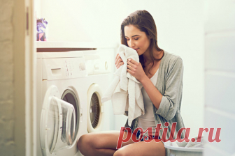 10 причин добавлять в белье уксус во время стирки Добавьте 9% -ный уксус в список необходимых средств для стирки наряду со стиральным порошком и отбеливателем. Использовать это дешевое и универсальное средство можно почти для всего: начиная с пододеяльников и полотенец и заканчивая нижним бельем и одеждой для новорожденных.