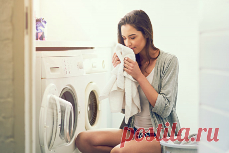 10 причин добавлять в белье уксус во время стирки Добавьте 9% -ный уксус в список необходимых средств для стирки наряду со стиральным порошком и отбеливателем. Использовать это дешевое и универсальное средство можно почти для всего: начиная с пододеяльников и полотенец и заканчивая нижним бельем и одеждой для новорожденных.