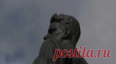 В подконтрольном Киеву Херсоне демонтировали памятник Владимиру Маяковскому. Памятник, посвящённый русскому поэту и драматургу Владимиру Маяковскому, снесли в подконтрольном Киеву Херсоне. Такую информацию привёл Telegram-канал «Деколонизация. Украина». Читать далее